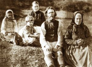 1893 Родители А.А.Борисова Алексей Егорович и Матрёна Назаровна с детьми.