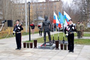 В Ухте открыт памятник Герою Донбасса Павлову Арсену