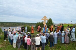 На берегу Вычегды освящён Поклонный крест святителю Стефану Пермскому